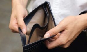 Persoon met een lege portemonnee