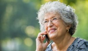 Vrouw bellend met de gemeente over Wmo-ondersteuning