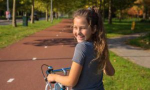 Meisje op de fiets naar school