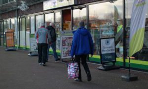 straatbeeld van winkelend publiek