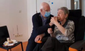 mantelzorger geeft zijn dementerende vrouw te eten