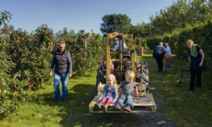 familie in boerentuin